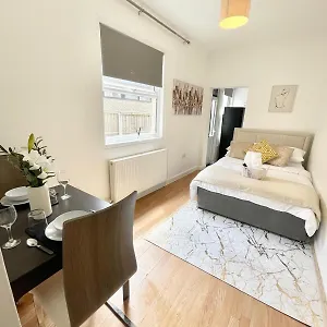 Flat With Private Patio In Stratford Apartment