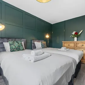 Spacious 3 Bedroom Whitechapel With Garden By Gold Apartment